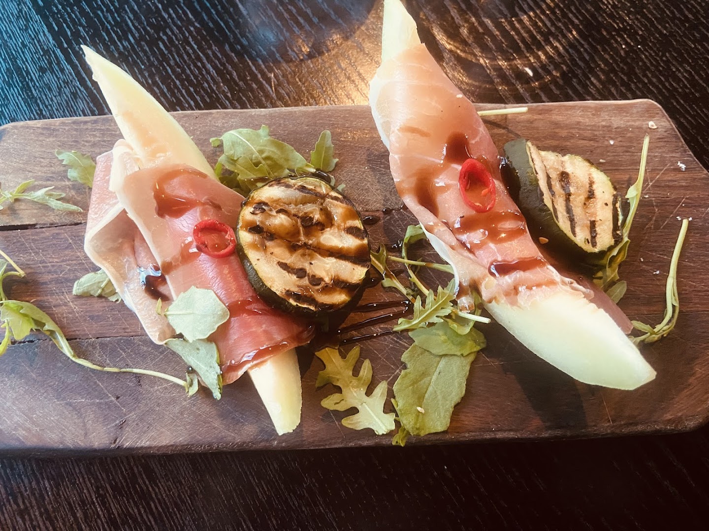 Antipasto met parmaham en gegrilde groenten